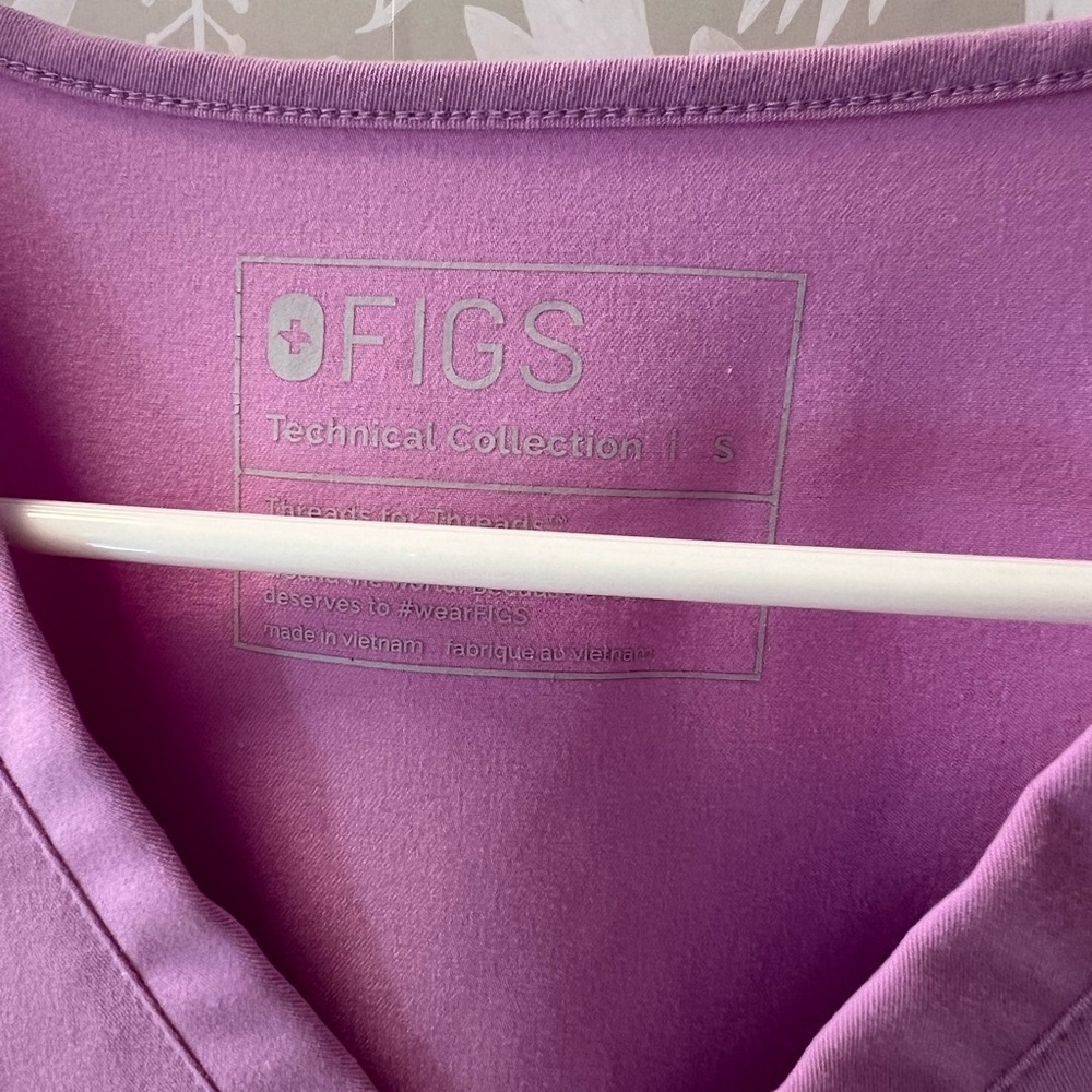 Figs Casma 3 pocket scrub top - Picture 3 of 3
